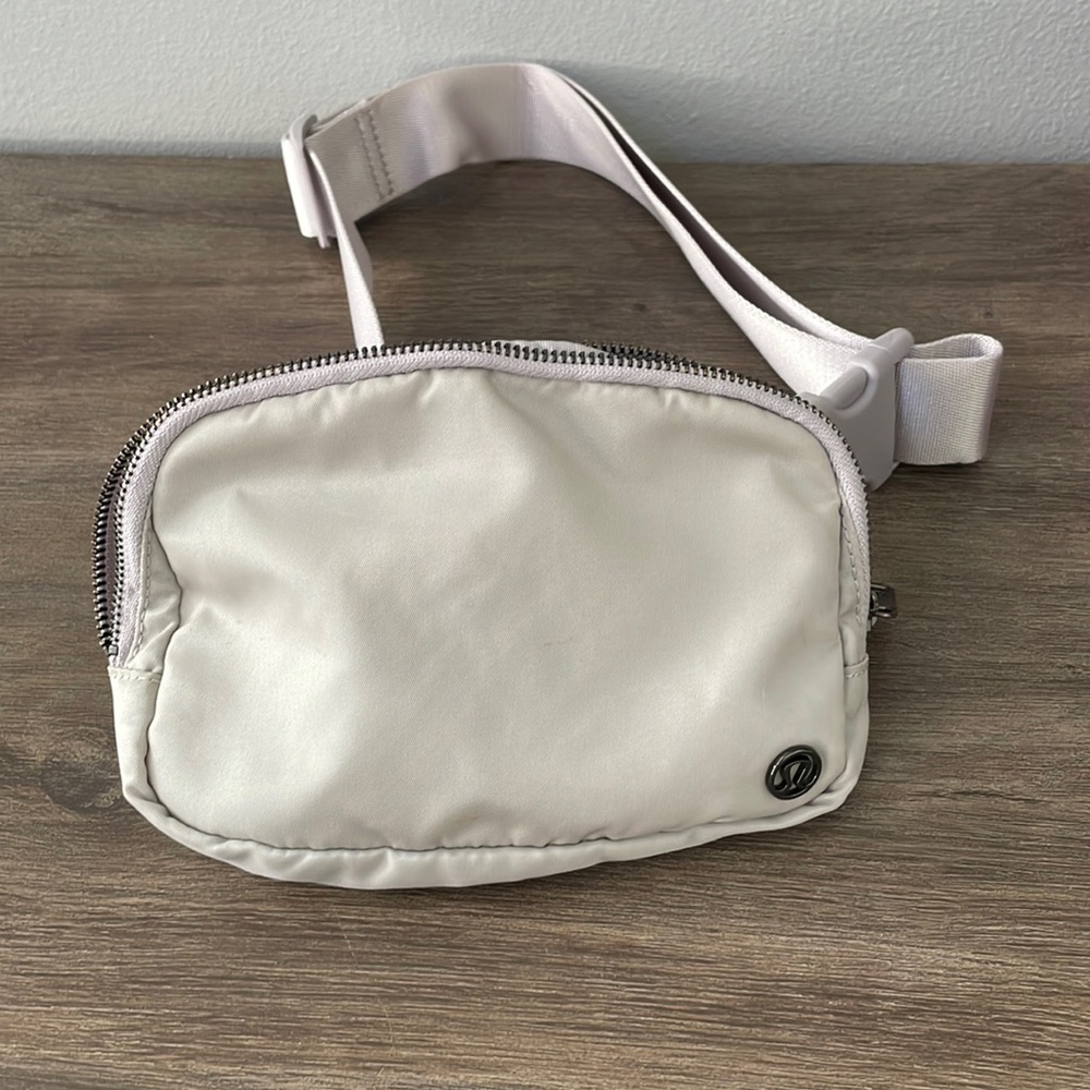 Lululemon Everywhere belt bag